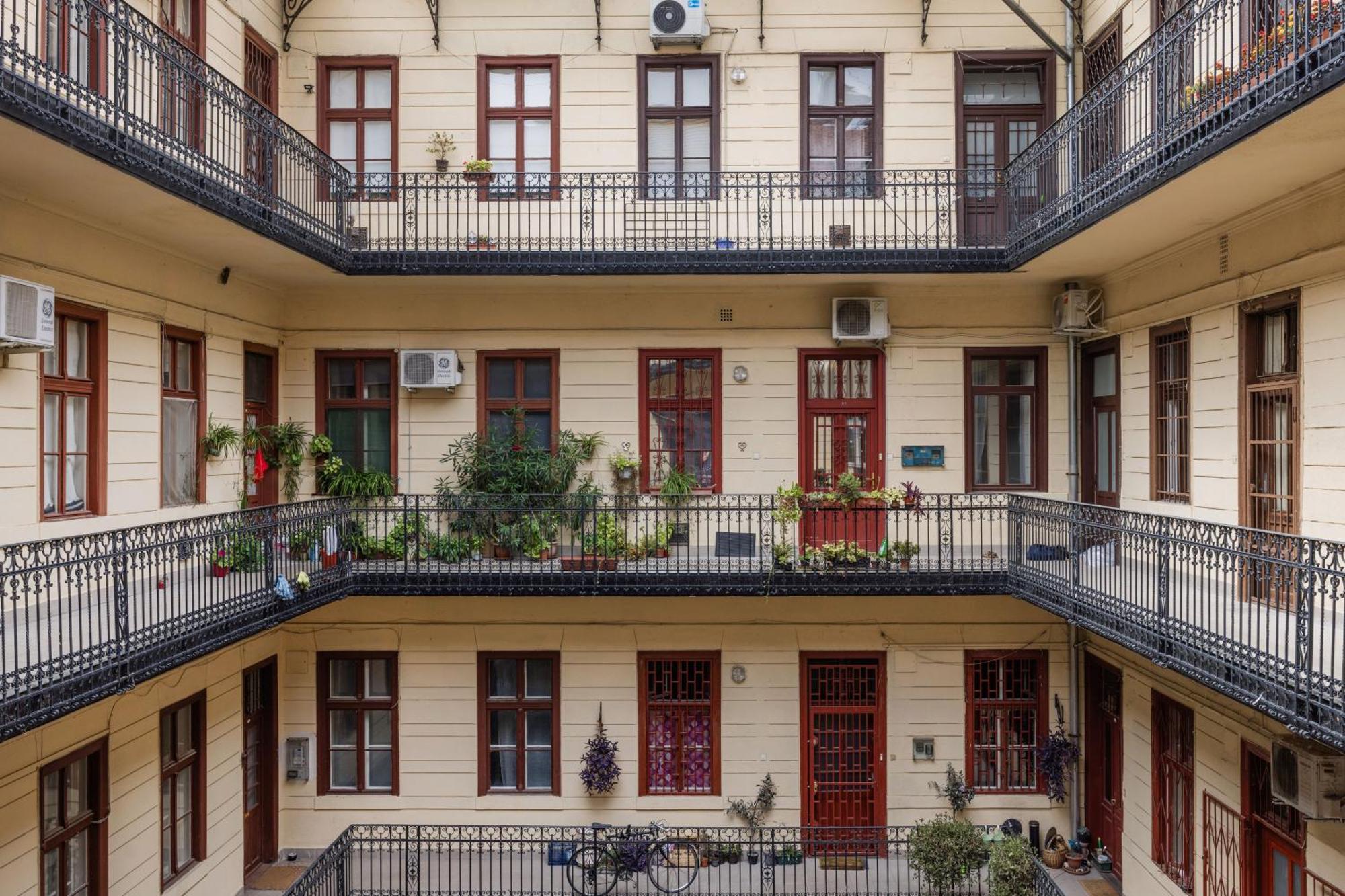Central Budapest Oasis - Modern Charm, Timeless Comfort Exterior photo